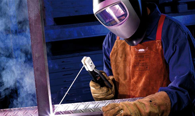 Сварщик ручной дуговой сварки плавящимся покрытым электродом